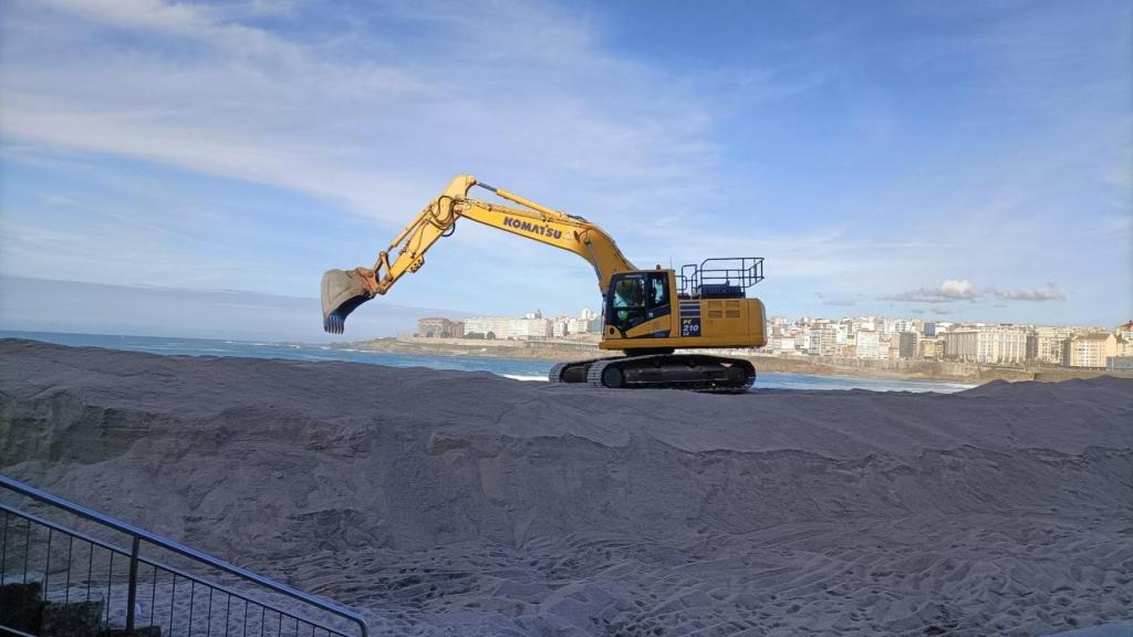 Trabajos para reconstruir la duna de Riazor, en A Coruña.