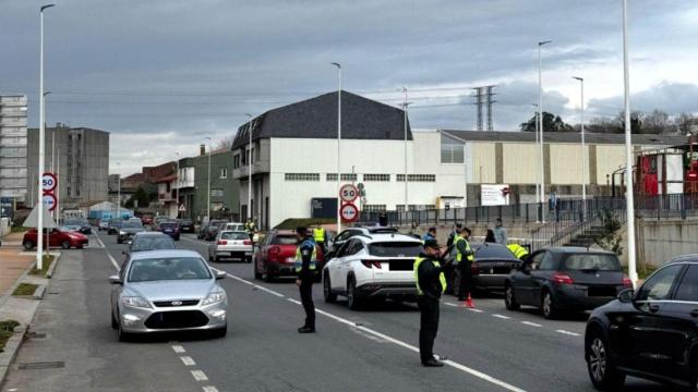 Control de tráfico llevado a cabo por la Policía Local y la Guardia Civil en Carballo.