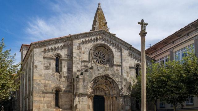 Imagen de la Colegiata de Santa María del Campo y su cruceiro en A Coruña.