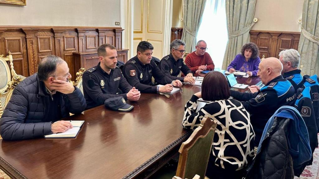 El gobierno municipal, Policía Local y Nacional se reúnen con los vecinos tras el aumento de drogodependencias.