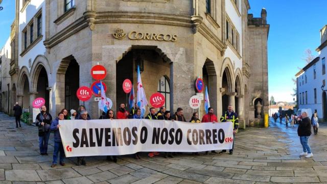 Protesta ante la sede de Correos en Santiago.