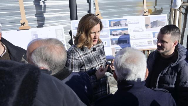 La alcaldesa de Valencia, María José Catalá, durante su visita al barrio de San Isidro. José Jordán