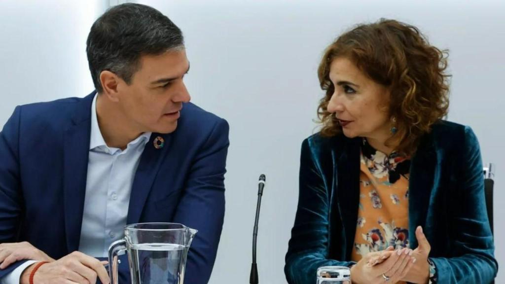 El presidente del Gobierno, Pedro Sánchez y la ministra de Hacienda, María Jesús Montero, en una imagen de archivo. Efe