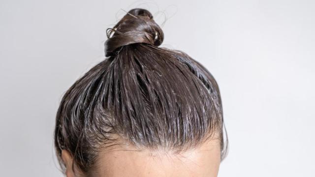 Mujer aplicando tinte en el cabello.