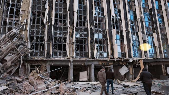 08_MARIA SENOVILLA_ Vista del Ayuntamiento de Izyum, tras un bombardeo ruso contra el edificio, que acababa de ser reconstruído al haber sido bombardeado también en 2022