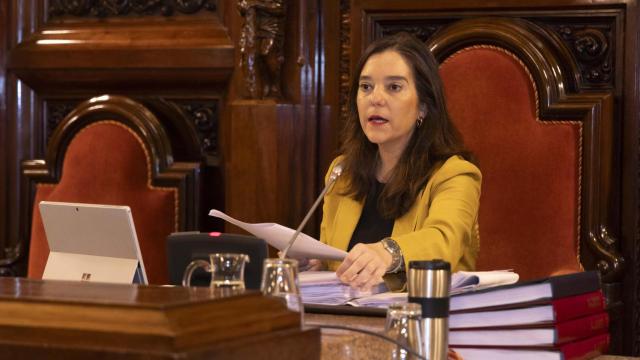 La alcaldesa, Inés Rey, durante el Pleno.