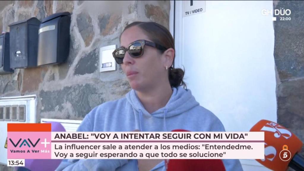 Anabel Pantoja atiende a los medios