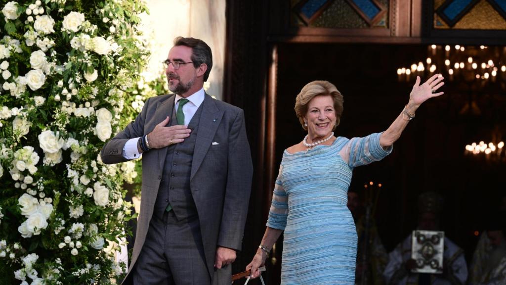 Nicolás de Grecia, con su madre, Ana María, en la boda de su hermana Teodora con Matthew Kumar, en 2024.