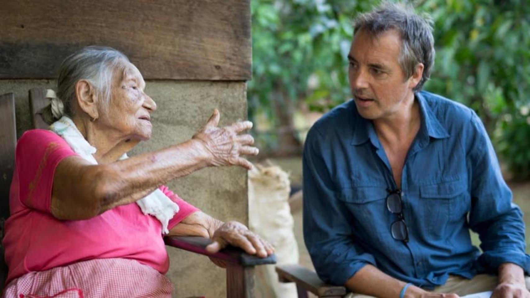 Dan Buettner junto a una mujer centenario.