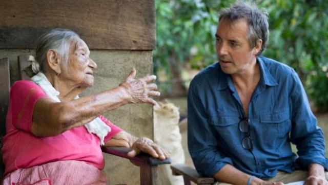 Dan Buettner junto a una centenaria.