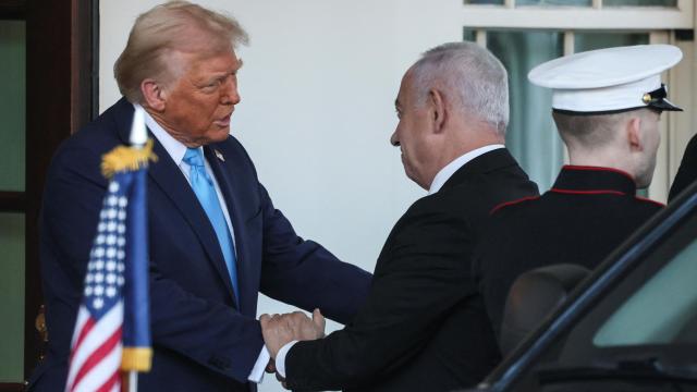 Donald Trump y Benjamin Netanyahu se estrechan la mano a la entrada de la Casa Blanca en Washington, Estados Unidos.