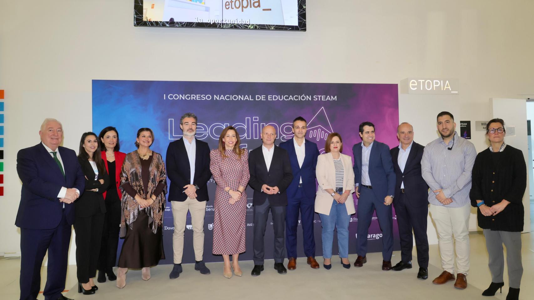 La alcaldesa de Zaragoza en el I Congreso Nacional de Educación STEAM, junto a otras figuras institucionales.