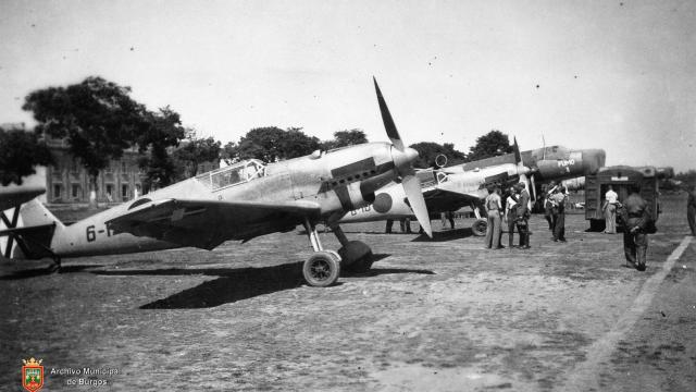 Aviones de la Legión Cóndor en el aeródromo de Villafría (Burgos). Al fondo, un bombardero alemán Junker Ju-86 con la rotulación en su morro: FUMO 3