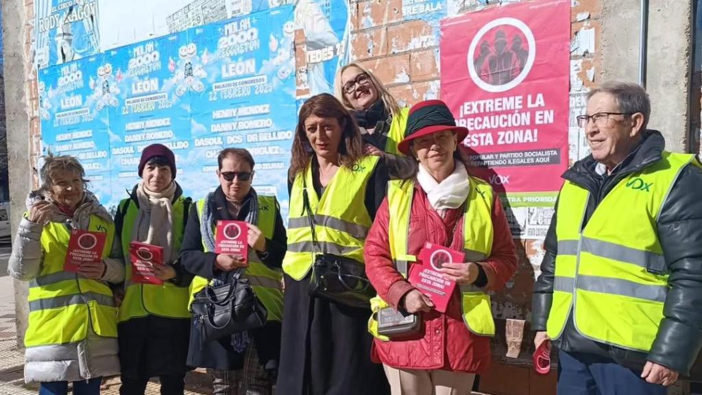 La a agrupación de Vox de Villaquilambre colocando los carteles