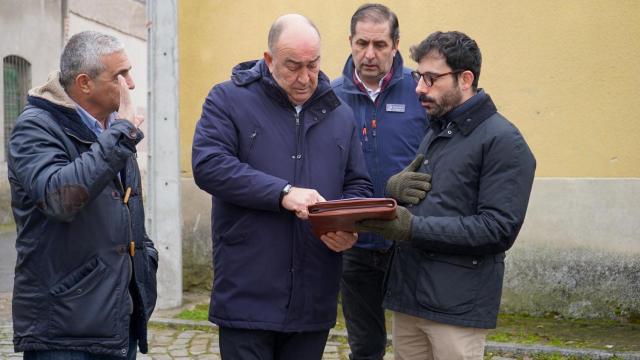 El presidente de la Diputación de Segovia, Miguel Ángel de Vicente, durante su visita a la localidad de Coca