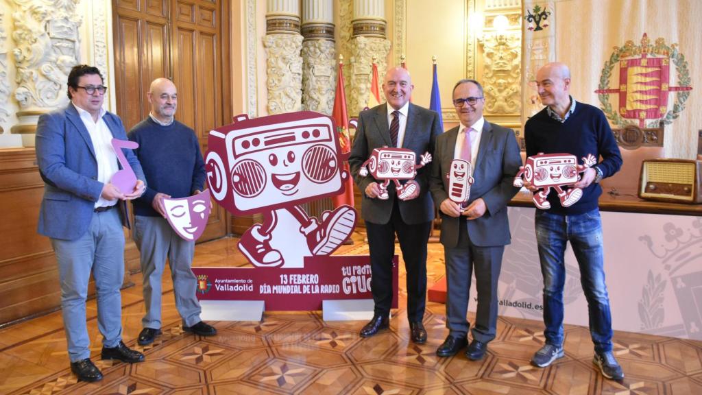 El alcalde de Valladolid, Jesús Julio Carnero, junto a los directores de Cadena SER, COPE, Onda Cero, RNE y EsRadio Valladolid