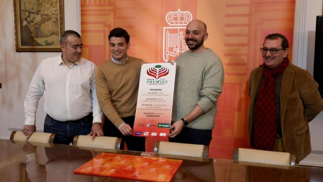 El concejal de Instalaciones y Servicios Deportivos, Manuel Alonso, el delegado de Deportes de la Diputación de Zamora, Juan del Canto, Narciso Prieto en representación de la Fundación Caja rural y Luis Enrique Vaquero, presidente de la Unión de Promotores Deportivo Culturales de Zamora, presentando la gala