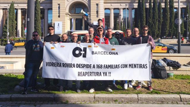 Los trabajadores despedidos de Vidriería Rovira protestan frente al pabellón 8 de la Wine Week Barcelona, este martes 4 de febrero.