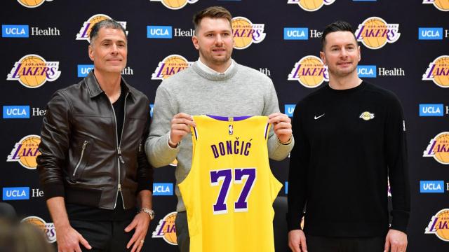 Rob Pelinka, general manager de Lakers, Luka Doncic y JJ Redick, entrenador principal del equipo,