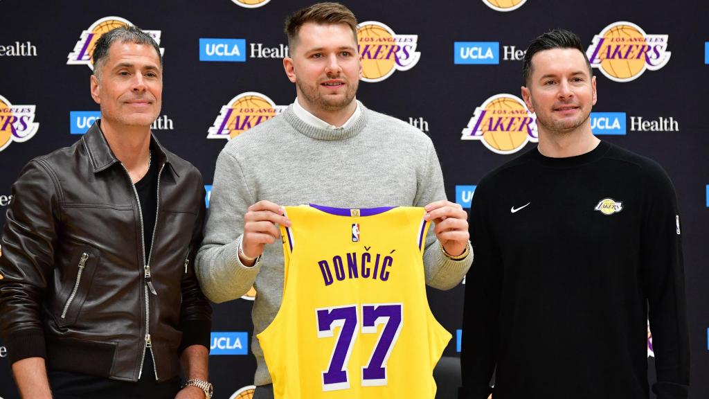 Rob Pelinka, director gerente de Lakers, Luka Doncic y JJ Redick, entrenador principal del equipo,