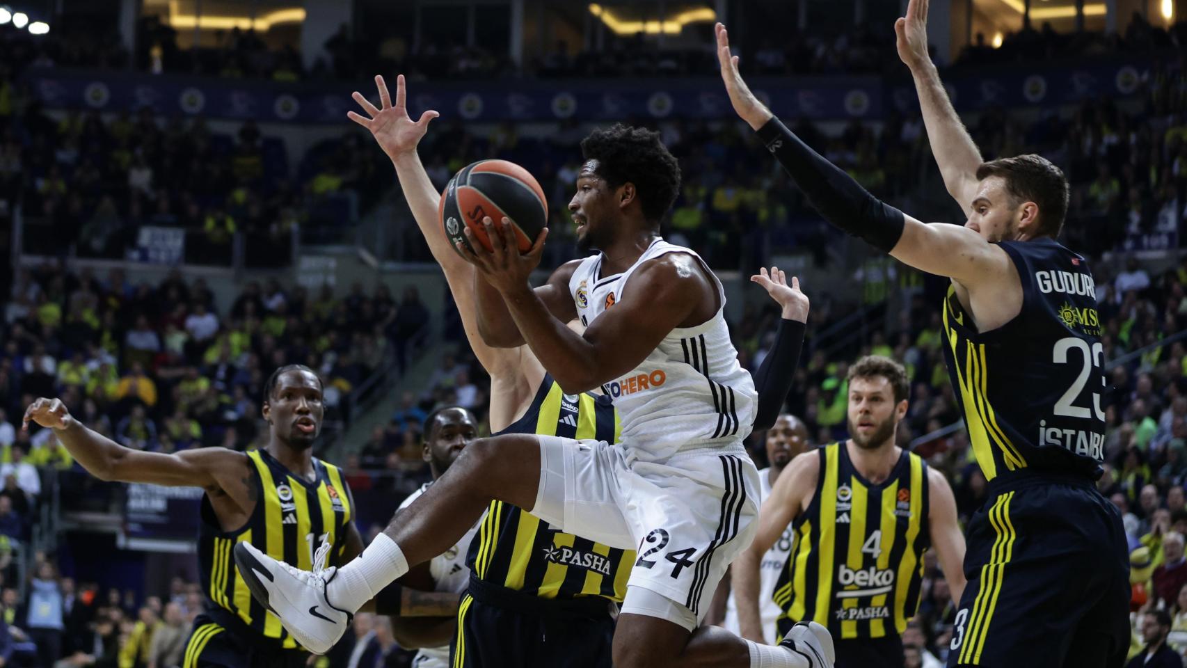 El Real Madrid se atasca en la segunda parte y sucumbe ante el Fenerbahce para complicarse la clasificación a los playoffs