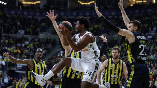 Andrés Feliz trata de encestar a canasta ante la presión de los jugadores del Fenerbahce.