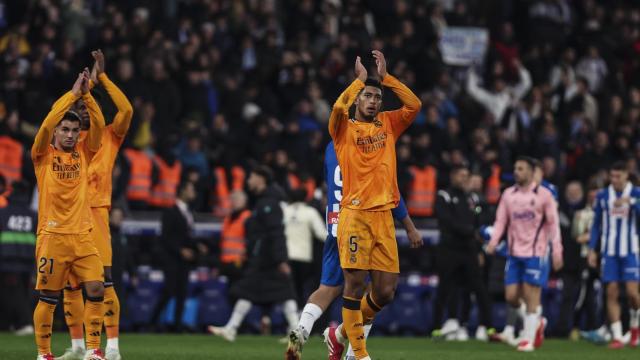 Los jugadores del Real Madrid agradecen el apoyo a los aficionados presentes en el RCDE Stadium.