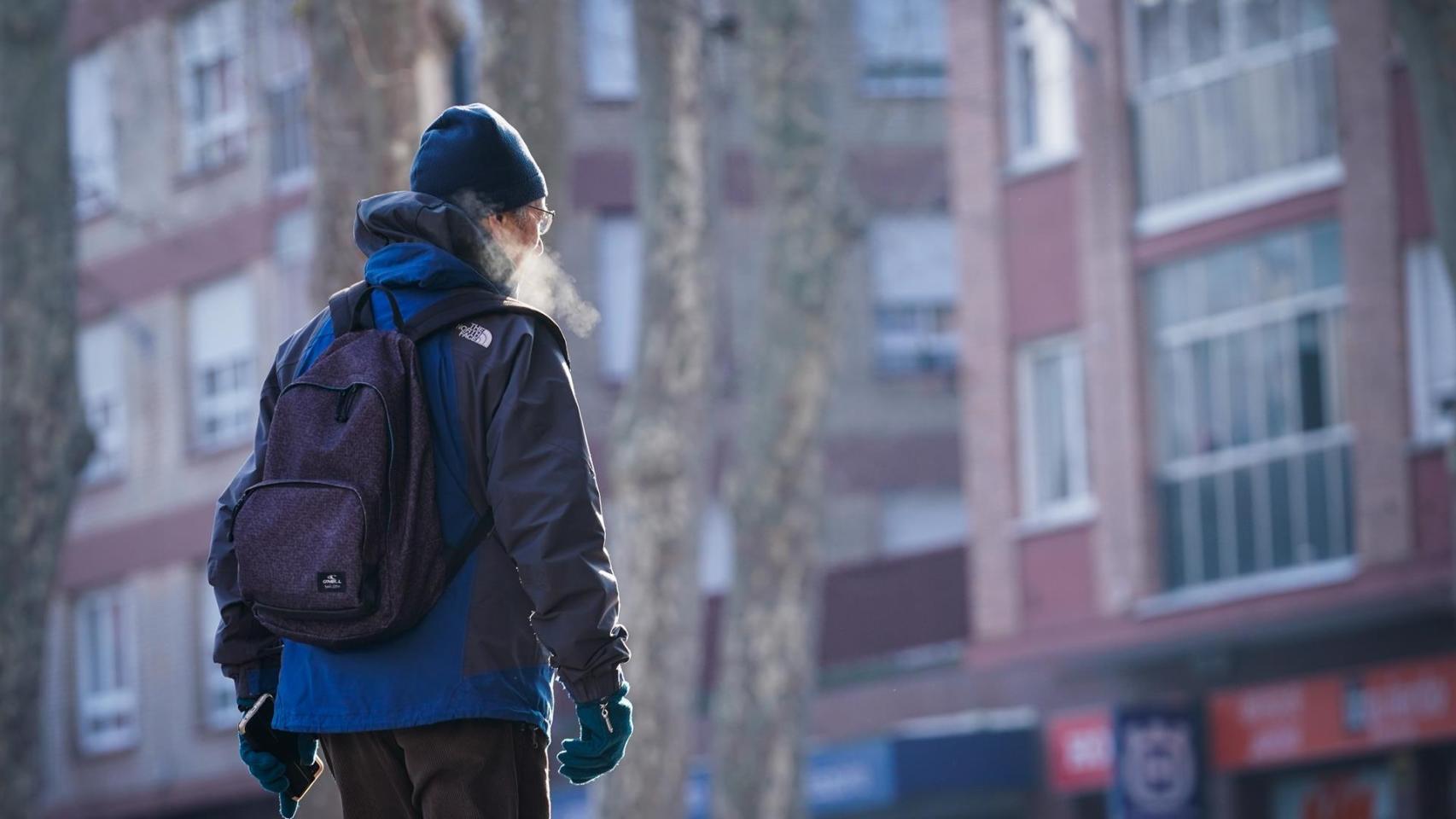 Un hombre camina por la calle.