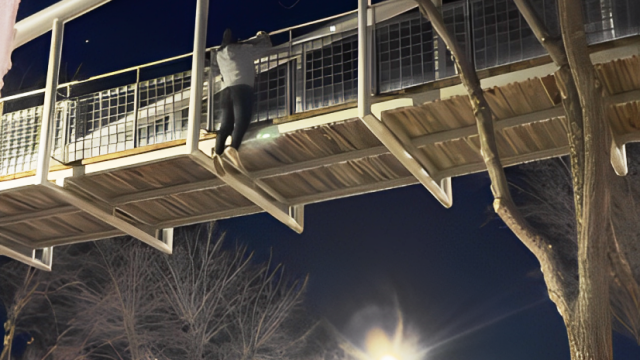 El joven denunciado por hacer dominadas colgado de un puente.