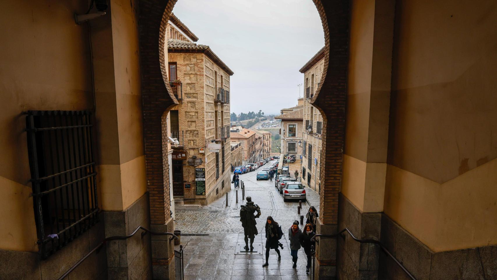 La calle Miguel de Cervantes de Toledo desde el Arco de la Sangre.