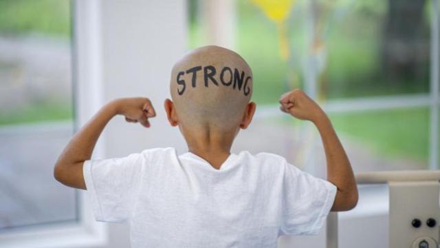 Un niño en la planta de oncología.