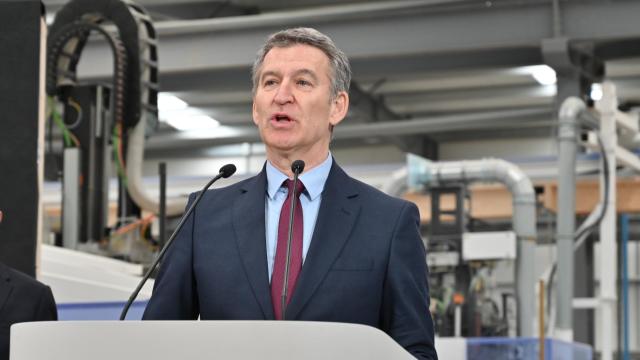 Alberto Núñez Feijóo, presidente del PP, en una visita a  a la empresa de construcción industrial Medgon, en Carrión de los Condes (Palencia).