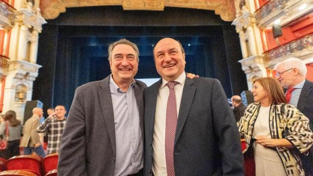 Aitor Esteban y Andoni Ortuzar, durante la gala de los Premios Sabino Arana 2024, en Bilbao.