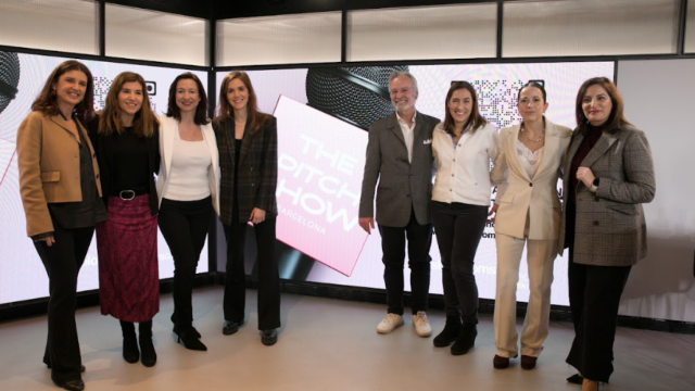 De izquierda a derecha: Paula Sancho, Marta Antúnez, Helena Torras, Alba Rocafor, René de Jong, Mercè Tell, Virginie Rogé y Noelia López.