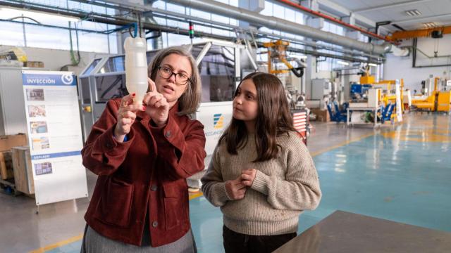 Neus y Aída, en la planta piloto de extrusión e inyección de AIMPLAS.