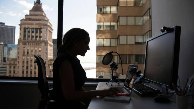 Las mujeres siguen siendo minoría en las carreras y los trabajos relacionados con la ciencia y la tecnología. Foto: wocintechchat / Unsplash.