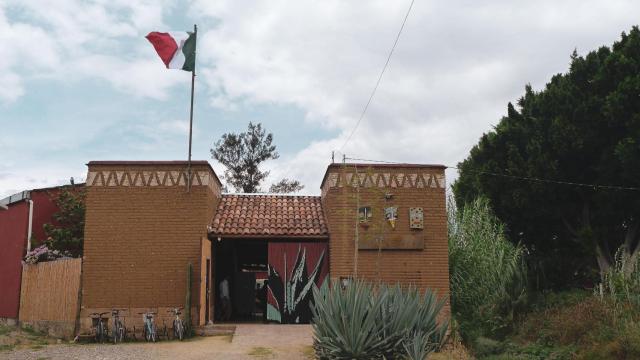 Fachada de la Destilería mexicana Los Danzantes