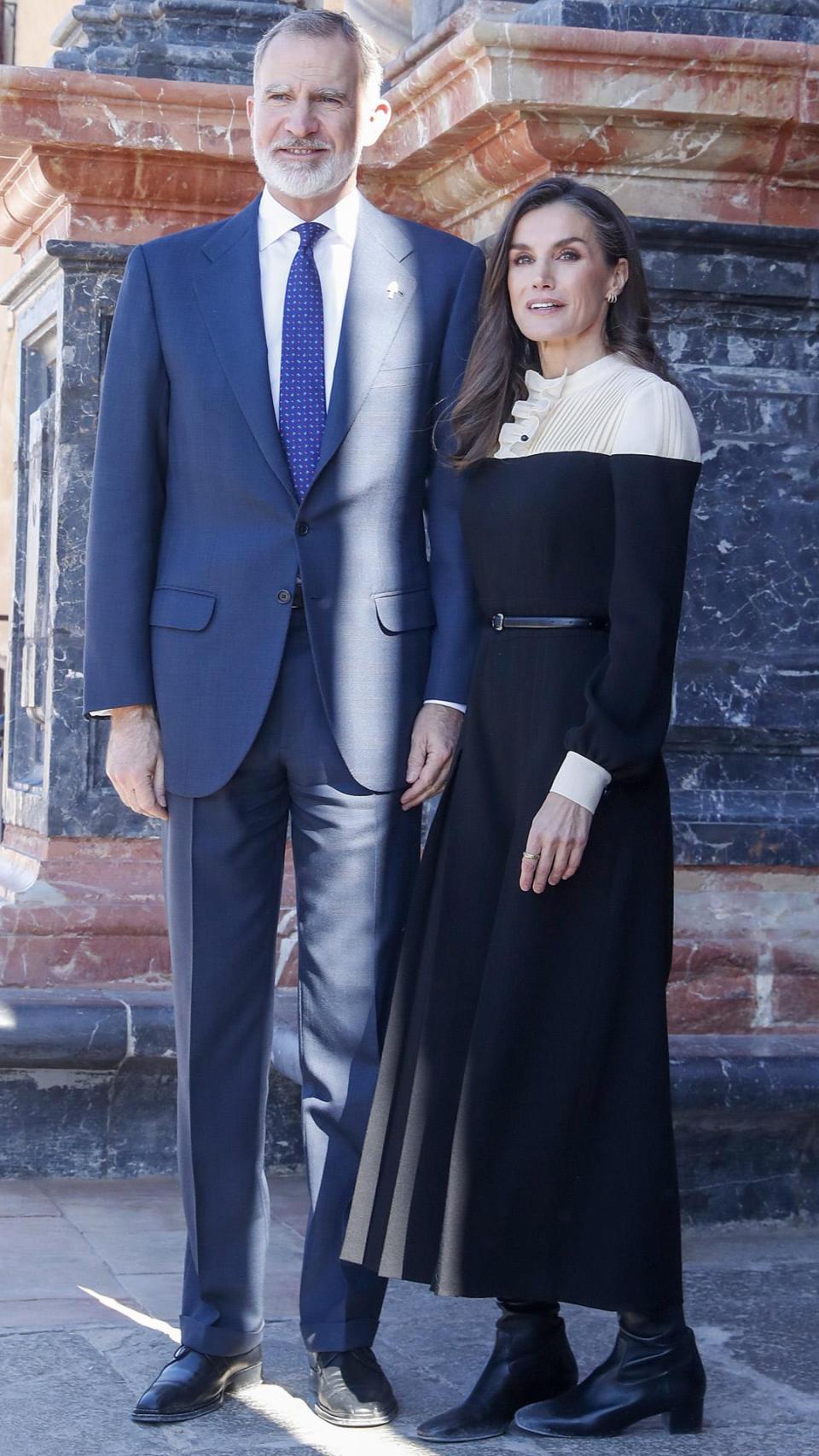 Letizia, con look de Teresa Helbig, con el Rey en el Ayuntamiento de la localidad.