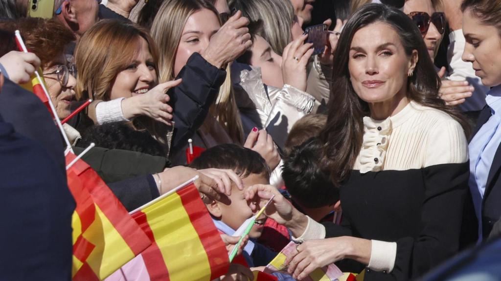 La Reina, con pendientes de Gold&Roses, recibe el calor de los murcianos.