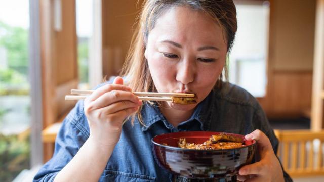 Imagen de archivo de una japonesa comiendo.