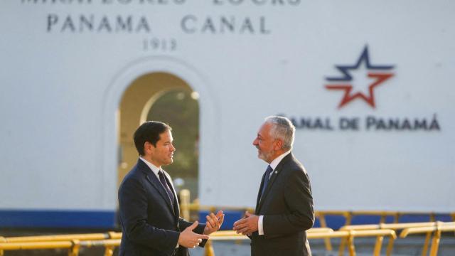 El secretario de Estado de EEUU, Marco Rubio charla en el Canal de Panamá con el administrador, Ricaurte Vásquez.