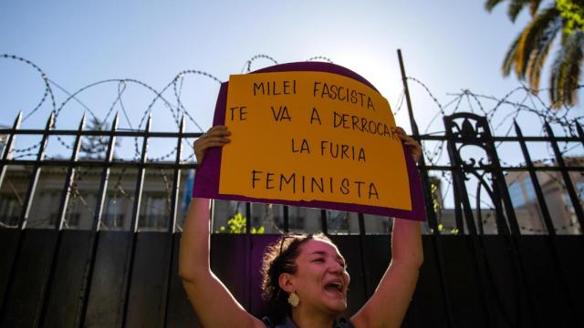 Una persona sostiene un cartel durante una protesta convocada por colectivos LGTBI+ en Buenos Aires esta semana.