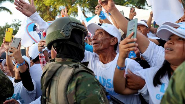 Simpatizantes de la candidata presidencial ecuatoriana Luisa González del partido Revolución Ciudadana, el partido político del ex presidente de Ecuador Rafael Correa, asisten a su mitin de campaña antes de las elecciones generales del 9 de febrero, en Santa Elena, Ecuador , el 5 de febrero de 2025.