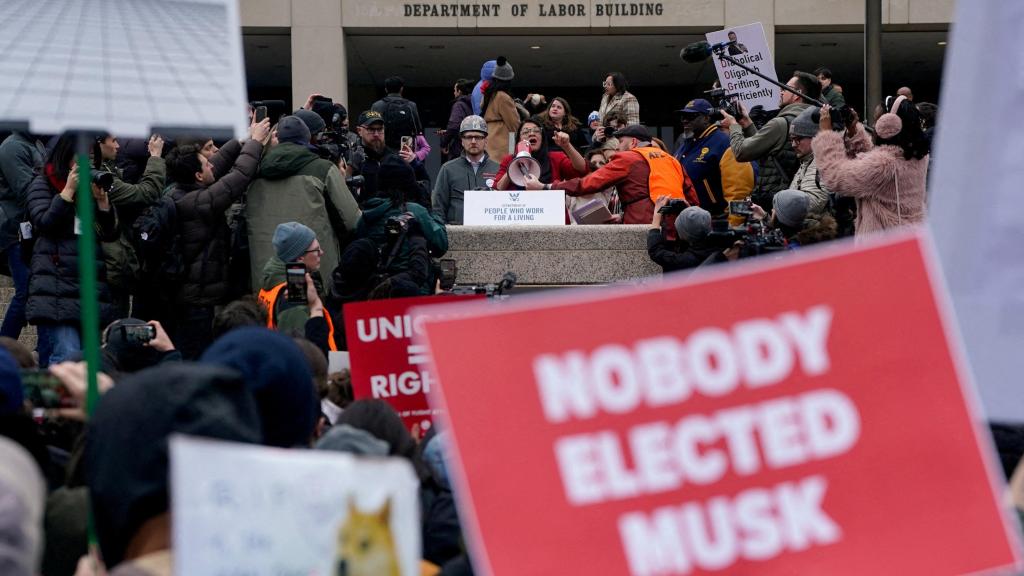 Protesta contra el presidente estadounidense Donald Trump y las acciones que ha tomado en las primeras semanas de su Presidencia, frente al Departamento de Trabajo en Washington.