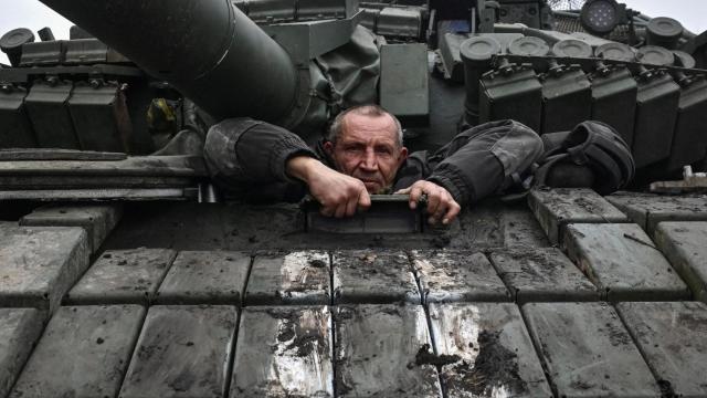 Un militar del batallón de tanques de la 128.ª Brigada de asalto de montaña de Transcarpatia, en la región de Zaporizhia.