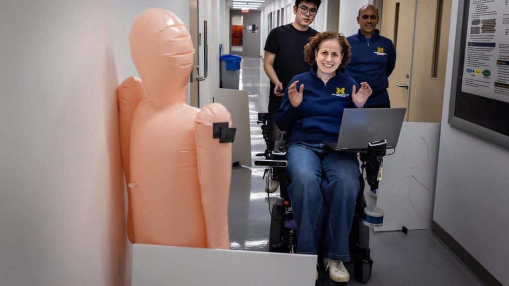 La investigadora Carol Menassa probando el funcionamiento autónomo de la silla de ruedas CoNav.