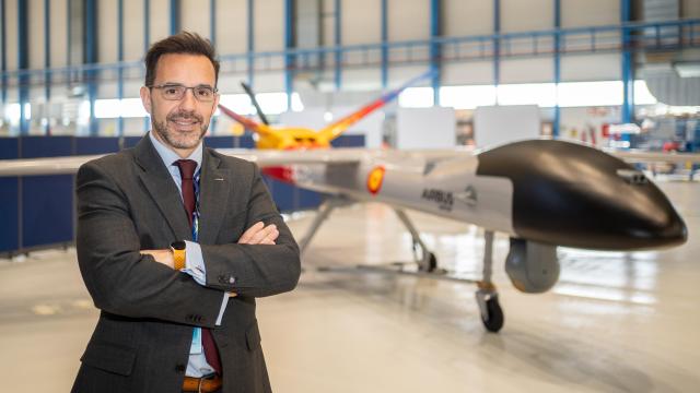 Modesto Revuelta, ingeniero aeronáutico por la Universidad Politécnica de Madrid, es el responsable del programa SiRTAP de Airbus Defence and Space; en la imagen, posa frente a una maqueta 1:1 de un dron espía en las instalaciones de la compañía en Getafe.