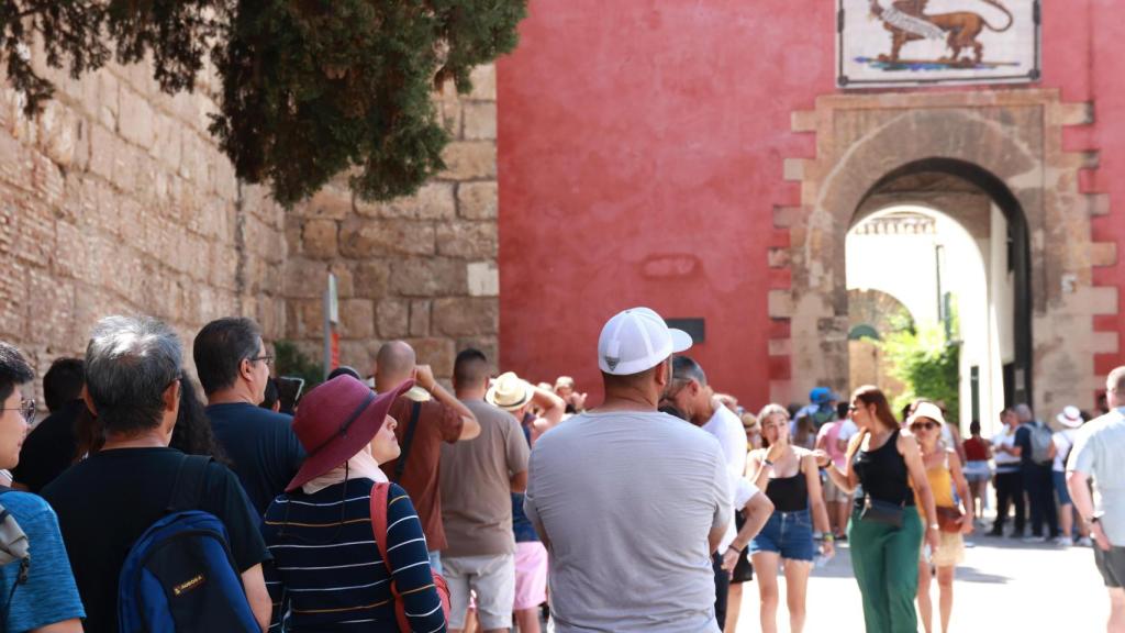 Turistas, en la cola de los Reales Alcázares de Sevilla.