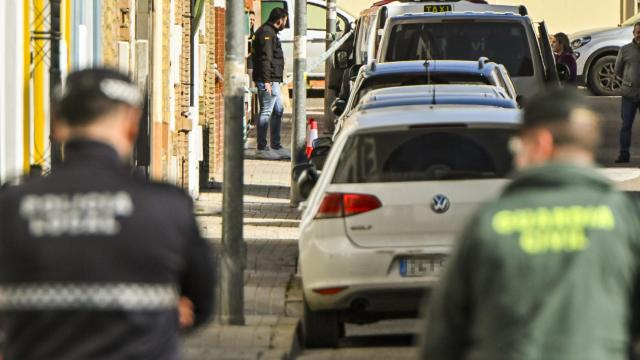 Los servicios funerarios trasladan el cadáver de la mujer asesinada en Brenes.