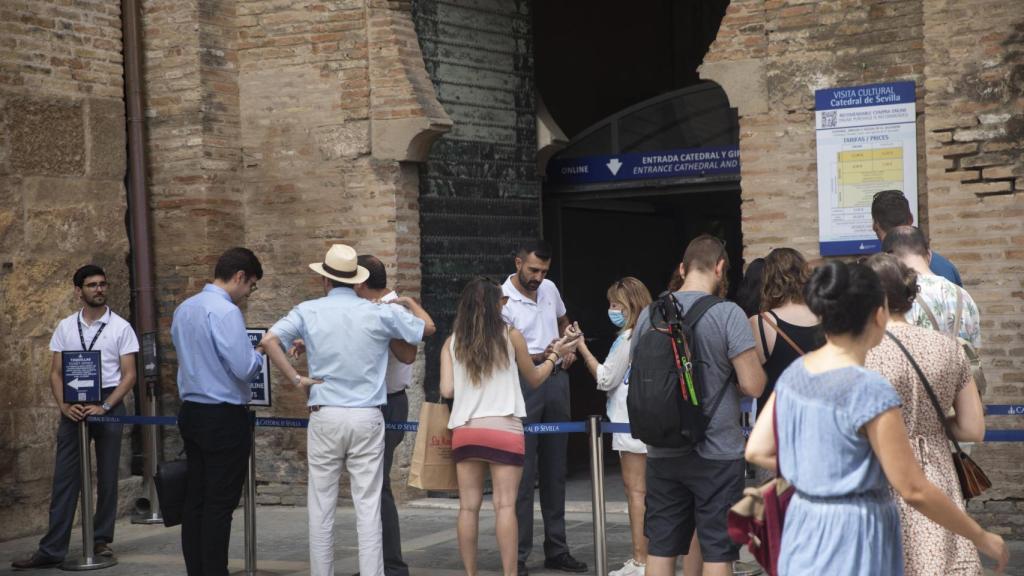 Turistas hacen cola en la catedral de Sevilla.